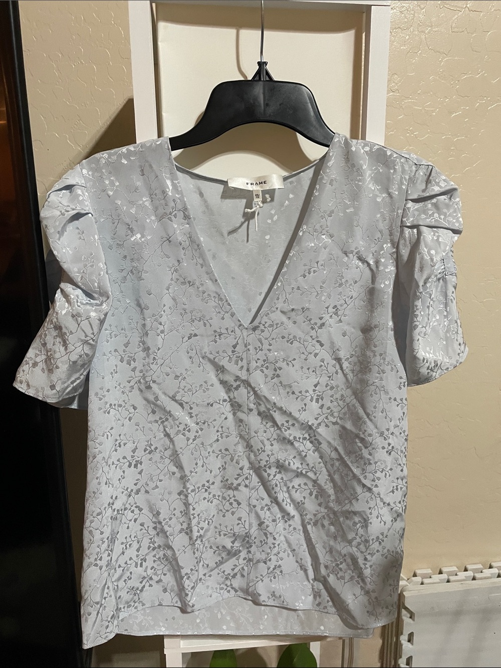 Frame Denim Light Silver Floral V-Neck Puff Sleeve Blouse